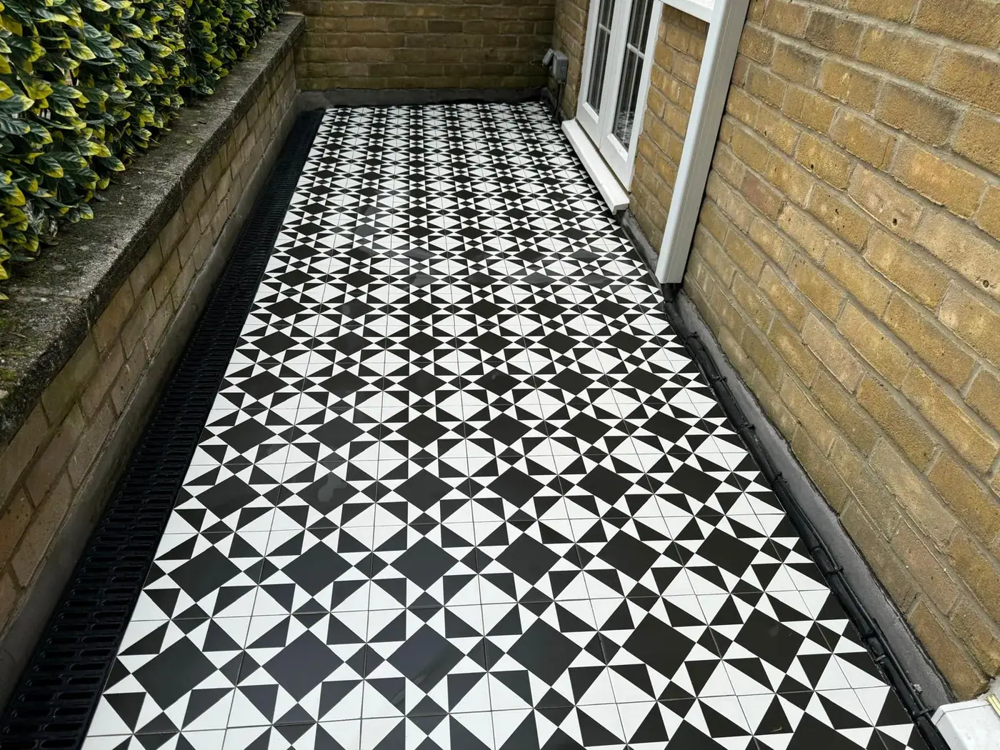 Geometric patterned exterior tiles; photograph 28