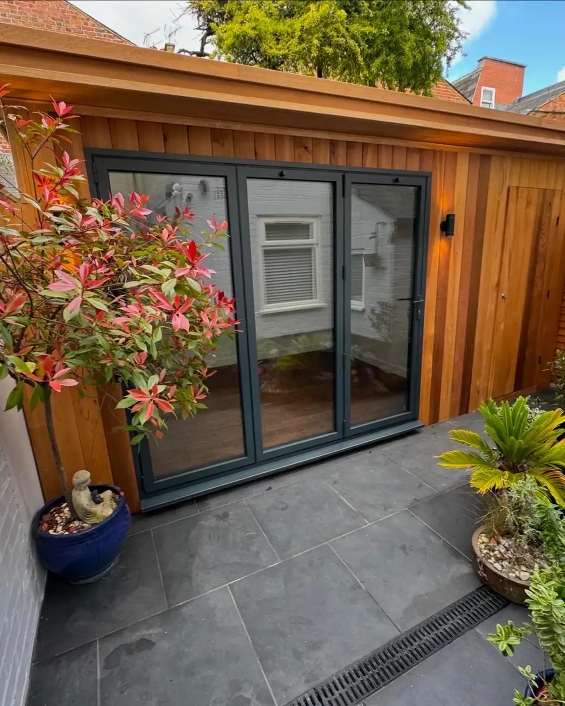 Timber-clad garden room; photograph 36