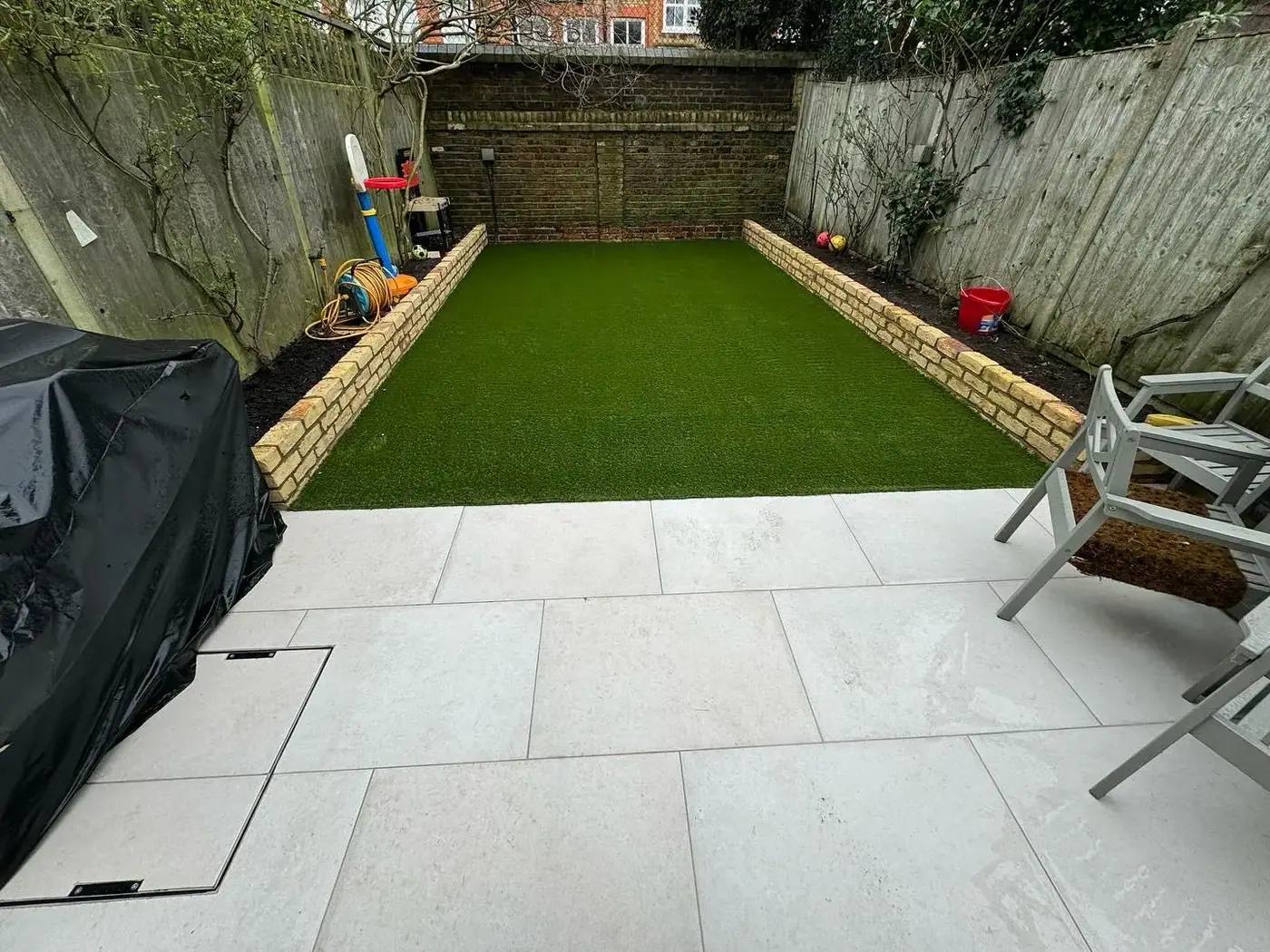 Porcelain patio & raised brick planters: VISAN-supplied photograph