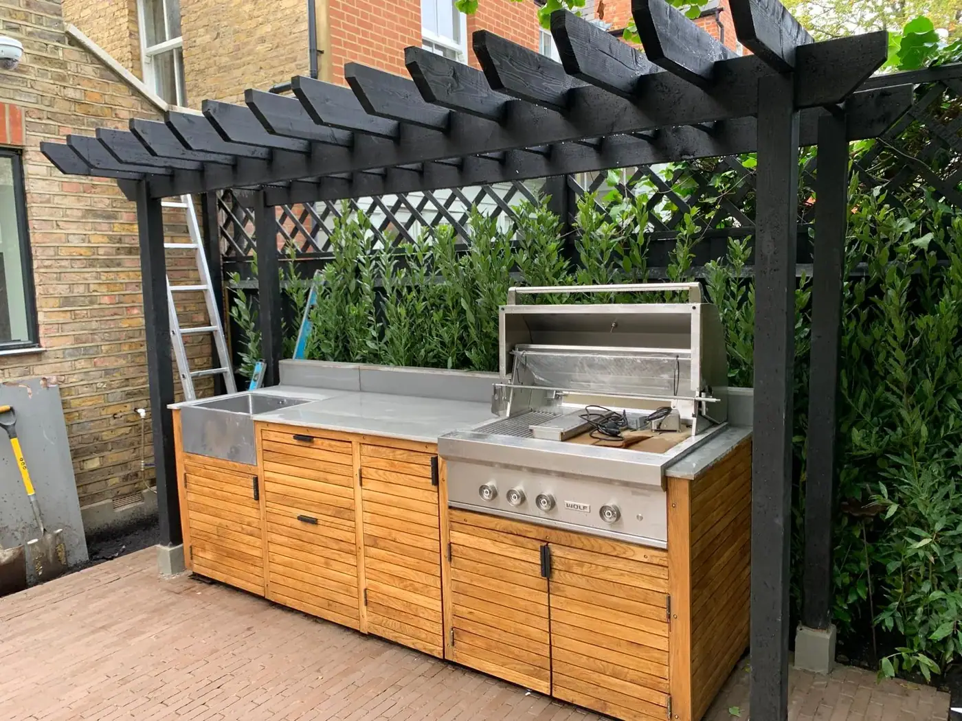 Outdoor kitchen under a pergola: VISAN-supplied photograph
