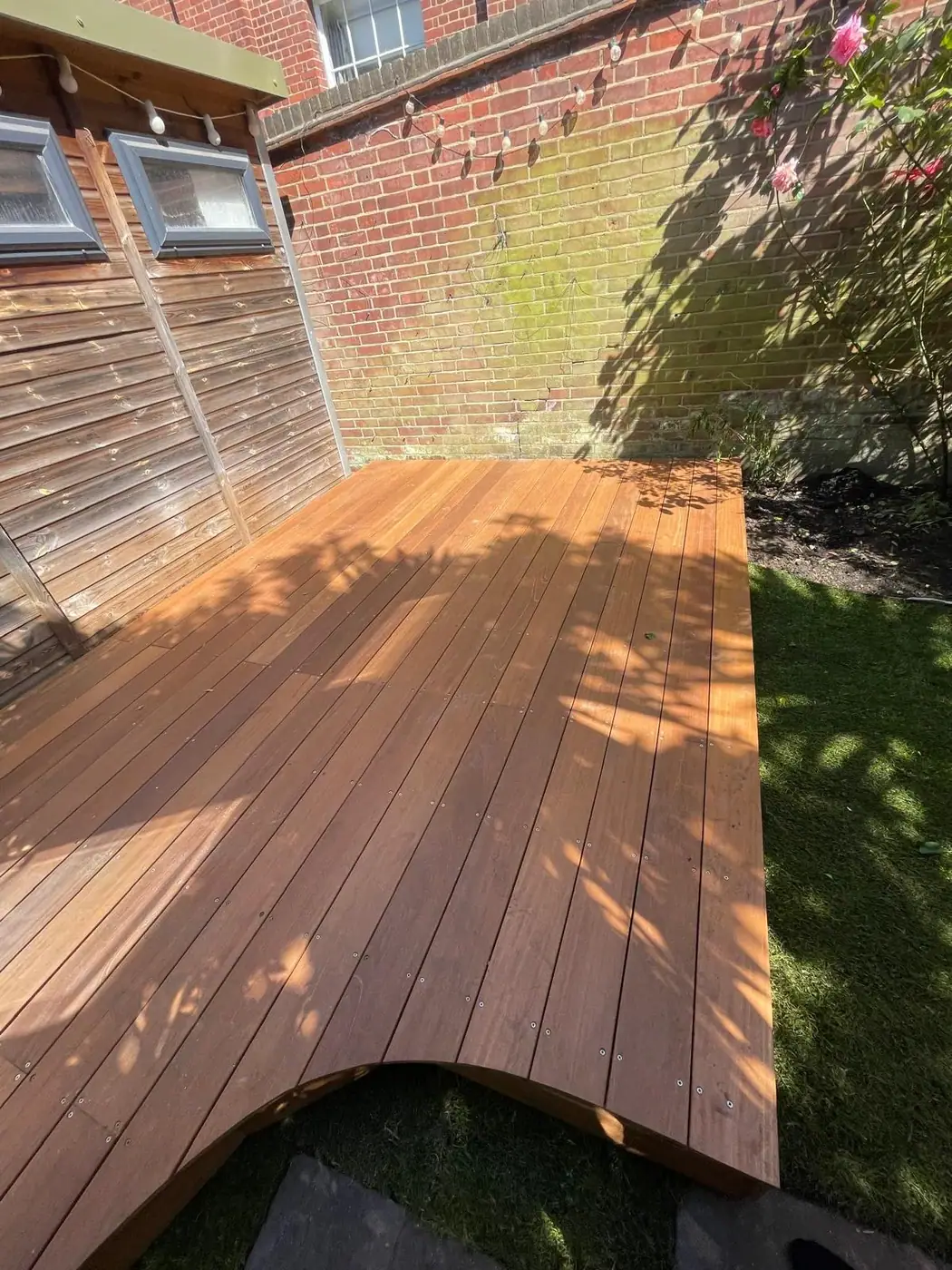 Curved edge timber decking: VISAN-supplied photograph